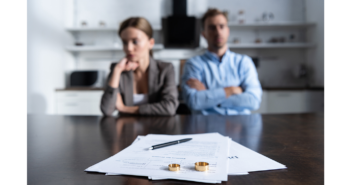 How Ontario Divorcing Couples Choose Between Mediation and Litigation